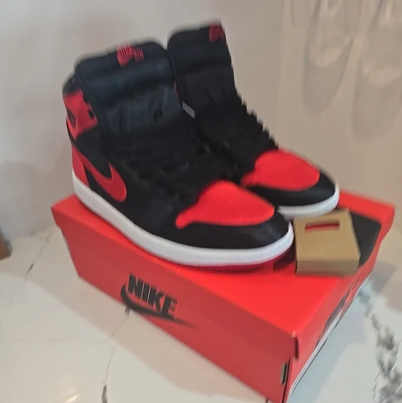 NIKE AIR JORDAN 1 RETRO HIGH OG SATIN BRED WOMENS SIZE 11.5 FD4810-061 PRE-OWNED - Picture 7 of 10